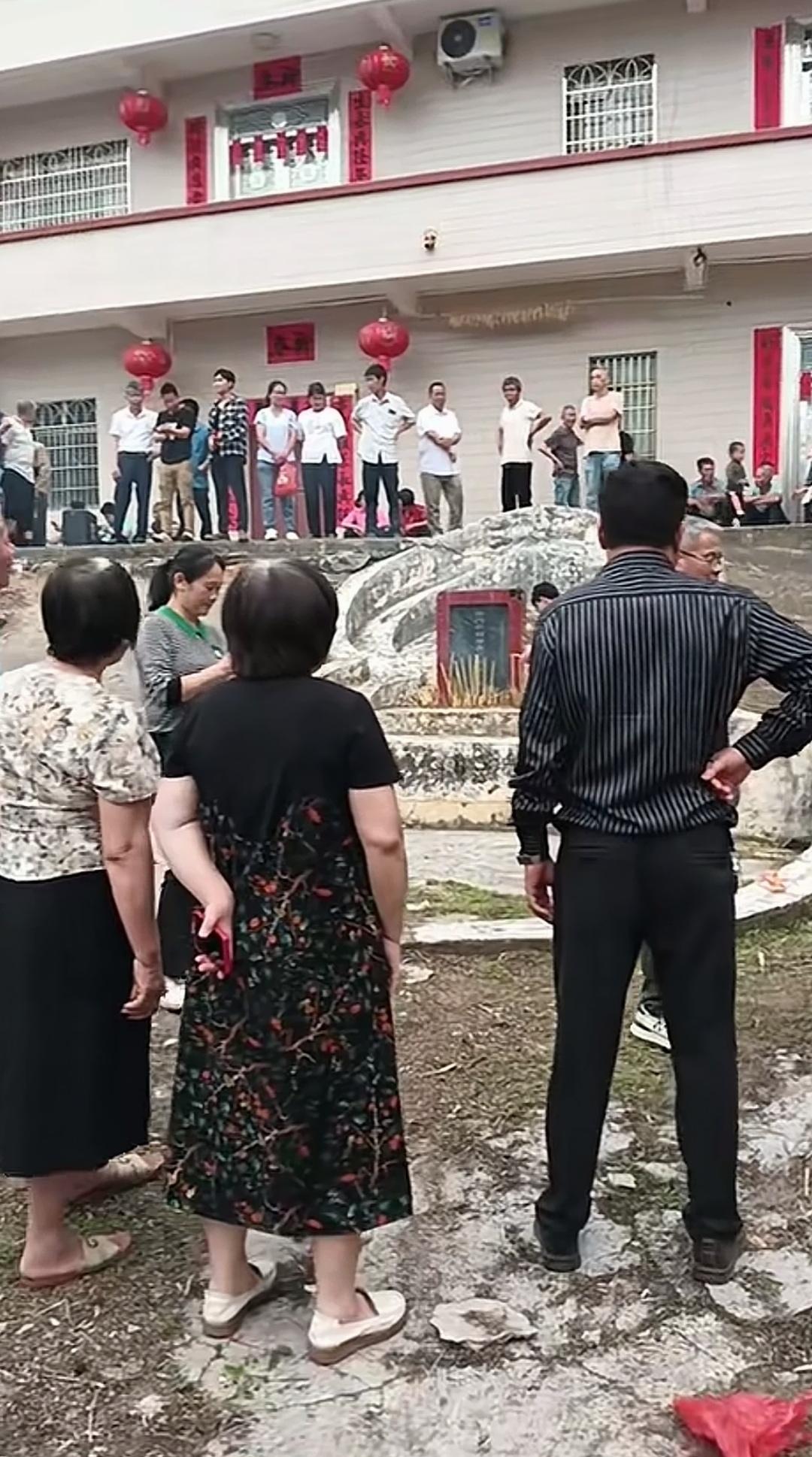 屋前有几座大墓，住在这里的人会不会觉得瘆得慌啊？清明这天，这几座祖墓前，正有后