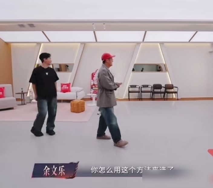 三个大老爷们手心手背，唯独余文乐傻乎乎伸了手心。结果不用猜，全票通过，他上。小沈阳、郭晓东、李光洁提