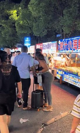 “这是在中国，别来这套！”浙江，一对黑人情侣吃完饭逃单，想在这里0元购，不料，老