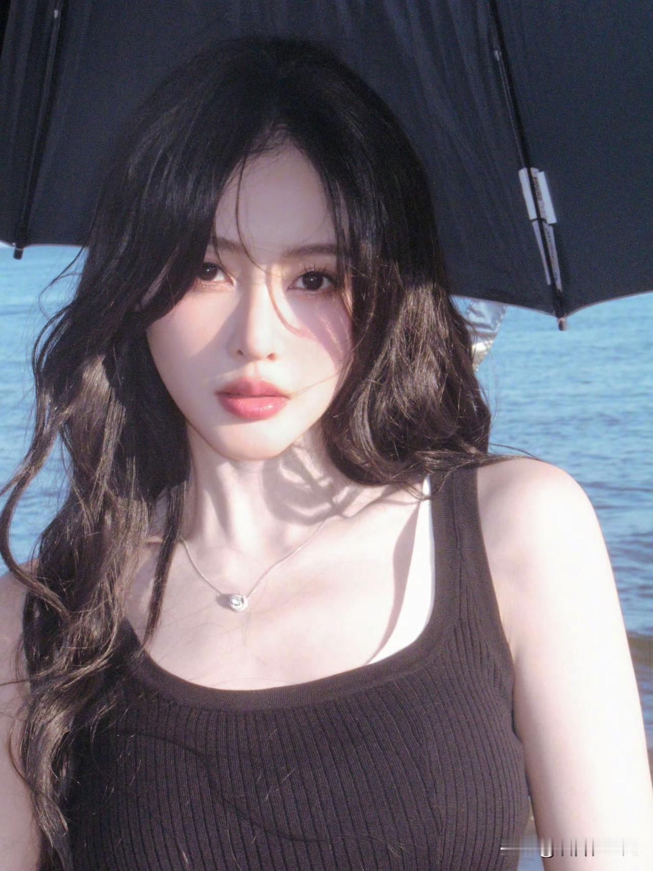 张天爱这次晒出的海边美照简直绝了！她身穿吊带上衣，那好身材一览无余，妥妥的吸睛利