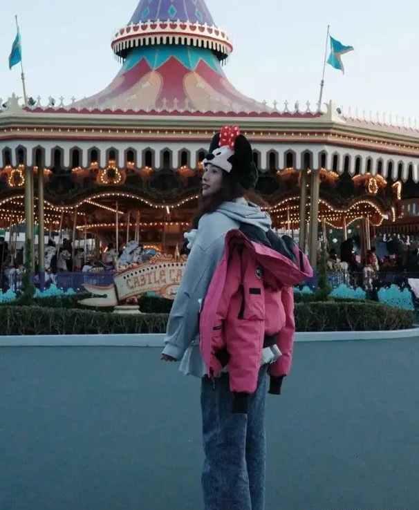 鬼鬼带女儿去迪士尼玩耍母女俩相拥画面温馨