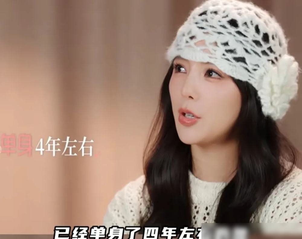 赵奕欢上一段感情，是被甩的。她跟那个大6岁的导演，2020年官宣，文案写的是一瞪眼他就跪下。录减肥综