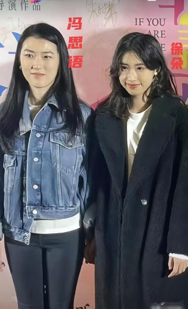 都说冯小刚的养女越长越像他，我告诉你，最像的不是脸，是那股劲儿。有人在她评论