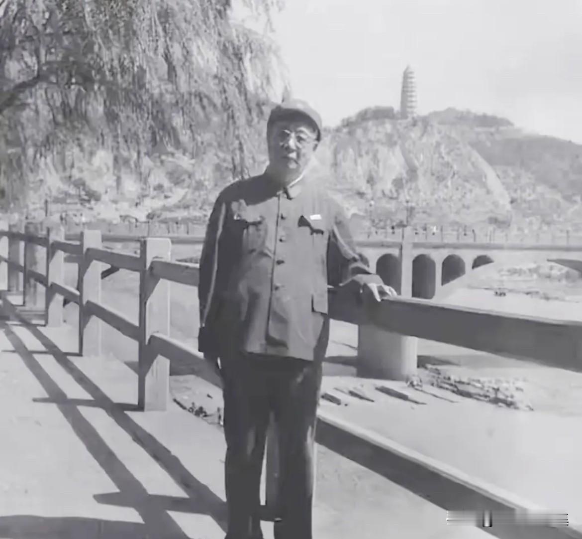 上世纪七十年代，时任工程兵司令员陈士榘将军重返延安时在宝塔山前的照片。早在193