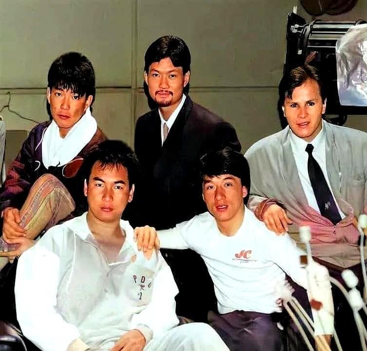 周比利真挨过一记回旋踢，对方是喷气机宾尼。1985年《快餐车》片场，成龙元彪围