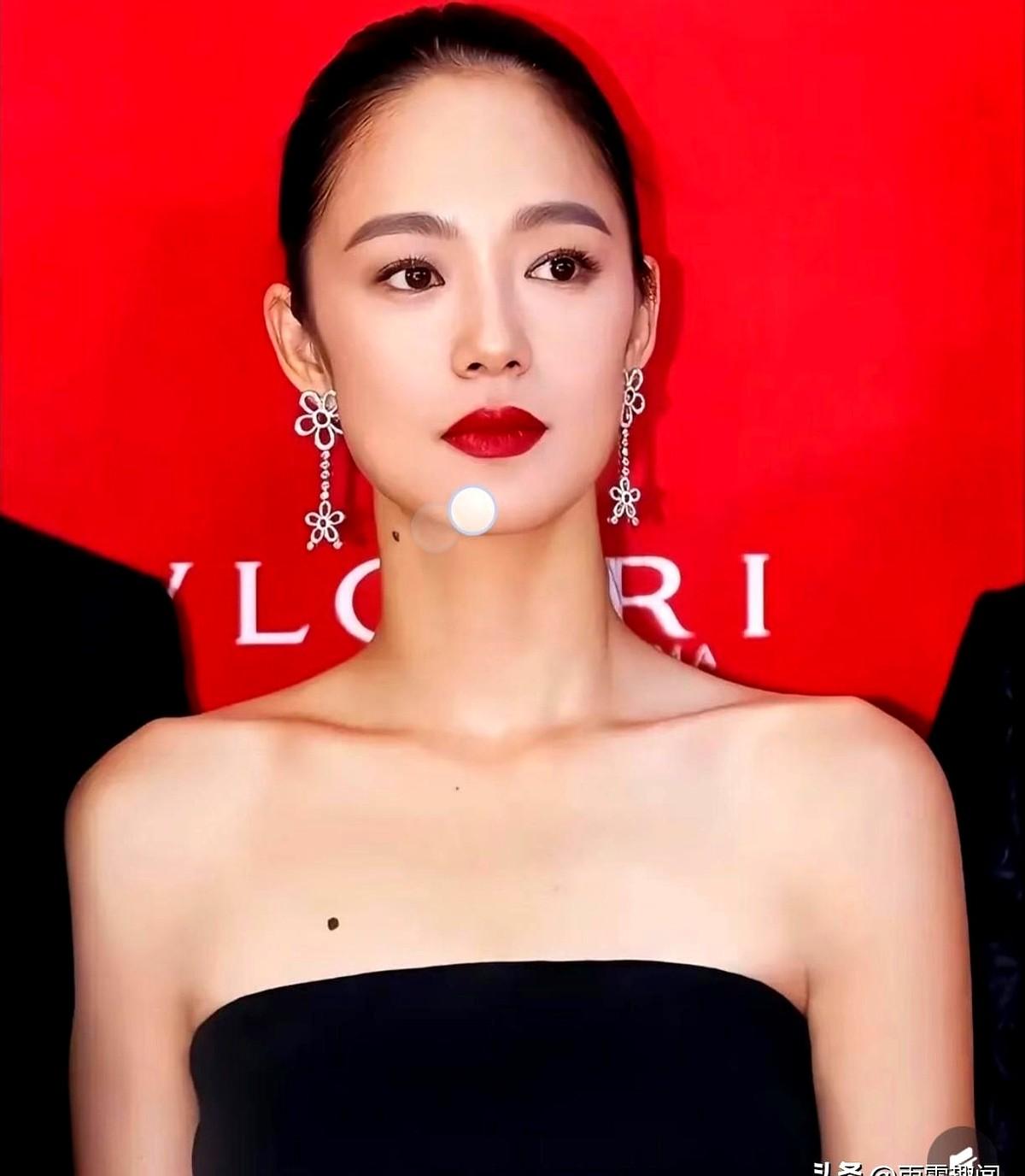 谁能想到，姜文的女人，其实根本不叫周韵。她本名叫周斯拉。母亲信教，给她取了《