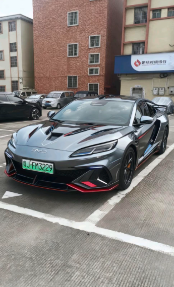 海豹06像是铠甲勇士联名的，有种说不上来的感觉，像是玩具车