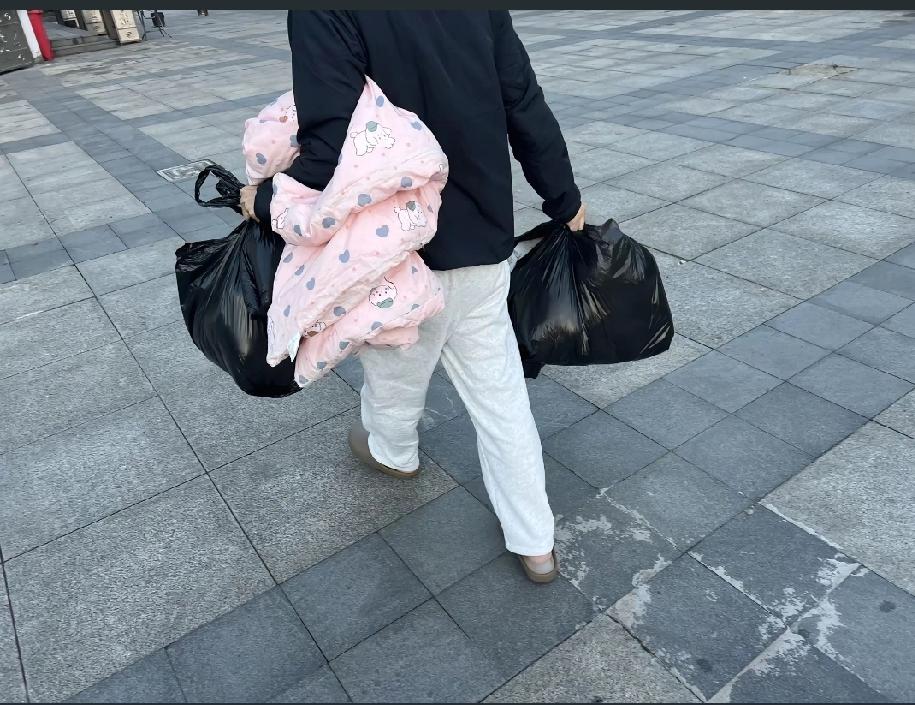 洛熙的妈妈怎么可能从失去女儿的痛苦中走出来，家里孩子用过的东西历历在目，那么小的