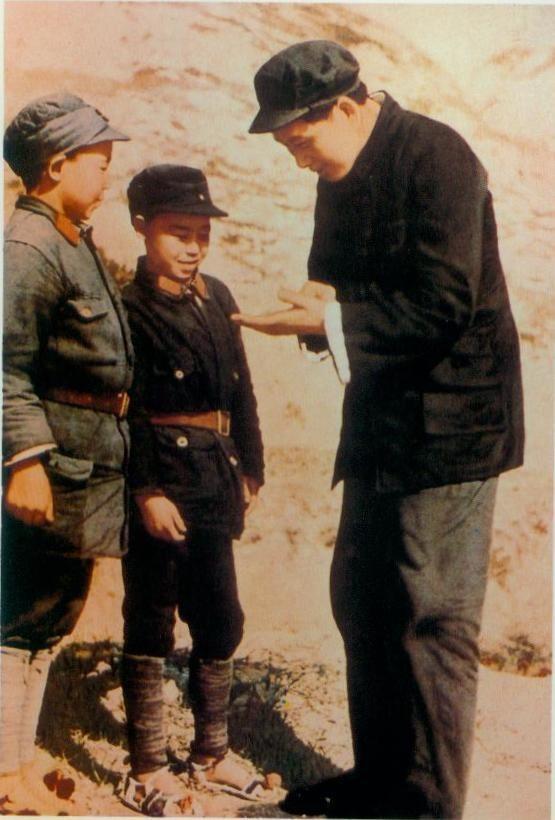 毛主席不爱“攀老乡”。延安时期，有同志建议挑选三湘子弟担任警卫，他没有接受，并强