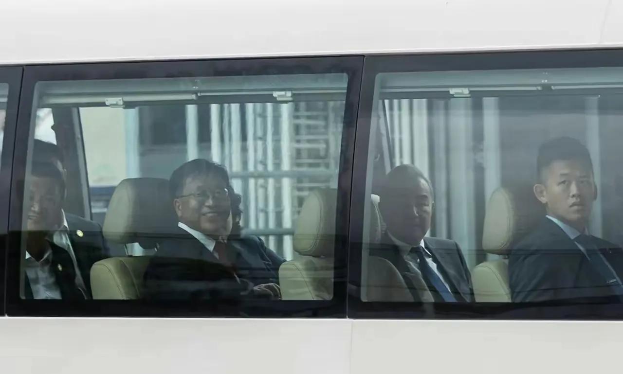5月29日下午，港媒镜头捕捉到王毅主任风尘仆仆抵达香港的画面。这位中国外交掌门人