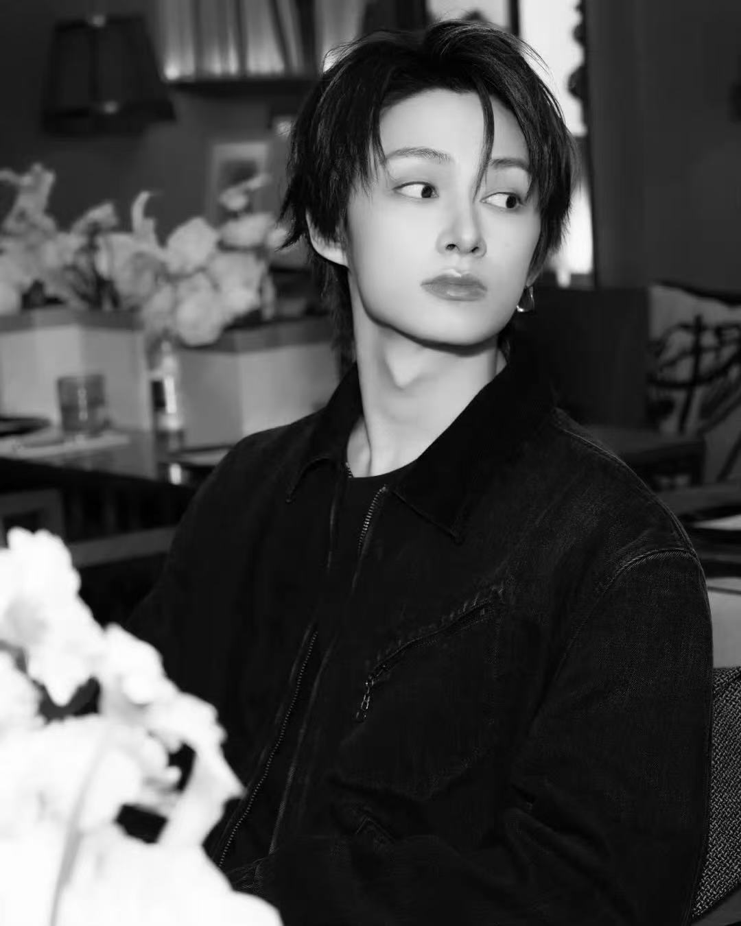 摄影师镜头下巴黎时装周的文俊辉​​​没人能不被文俊辉帅到～摄影师视角下的他认真