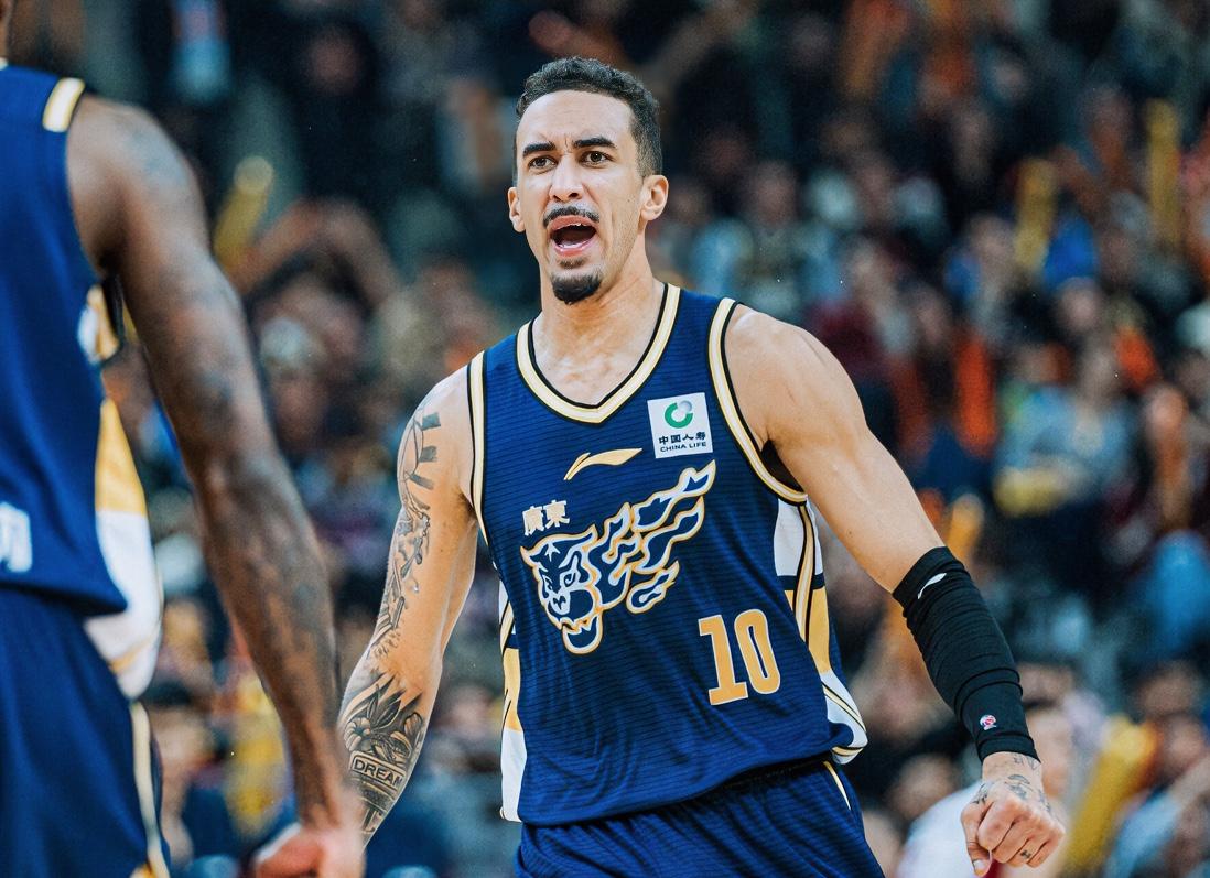 彻底打脸质疑者？广东外援奎因打服众人，绝非虐菜高手，硬仗也是真能扛的。广东球