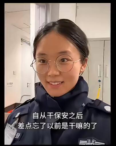 这个济南大学毕业的硕士生女孩在地铁做安检，每个月收入三千块，不包吃住，看起来她好