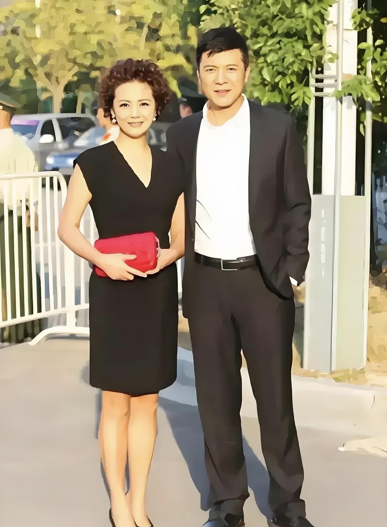 这是一对低调又恩爱的明星夫妻，是很多人都羡慕不来的重组家庭。她是茹萍，60岁了还