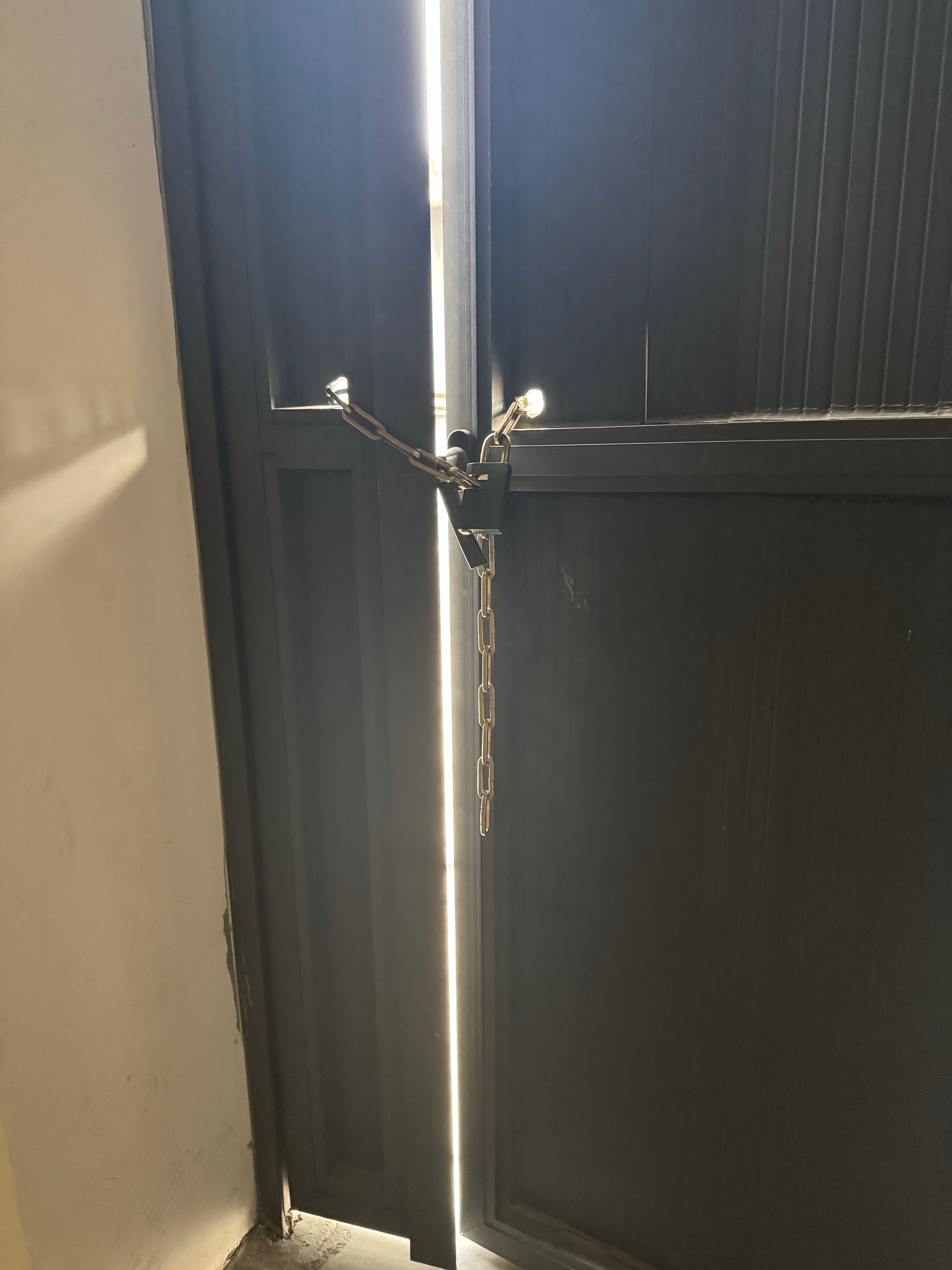 提前一个小时下班？那一定不能浪费，爬半个小时楼梯，原来顶楼的长这样