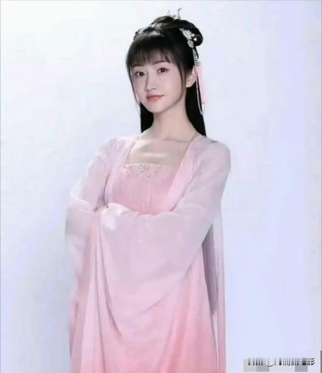 景甜与杨紫的缘分堪称圈内名场面。《青簪行》的女主原本有景甜的意向，最后花落杨紫。