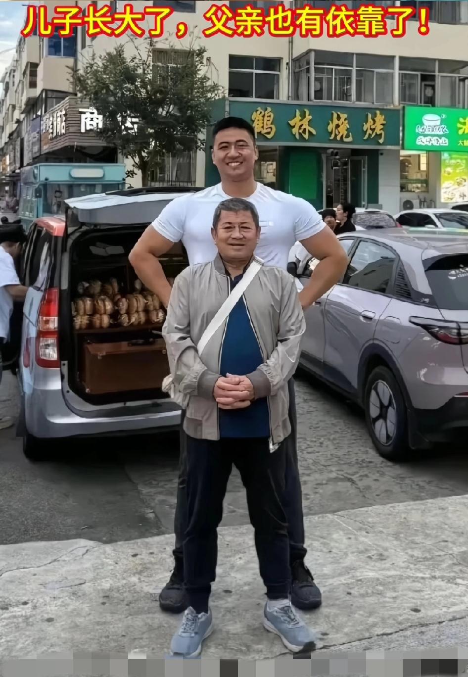 儿子长大了，父亲也有了依靠了，网友说:最后去验一下DNA…长得一模一样，以前条