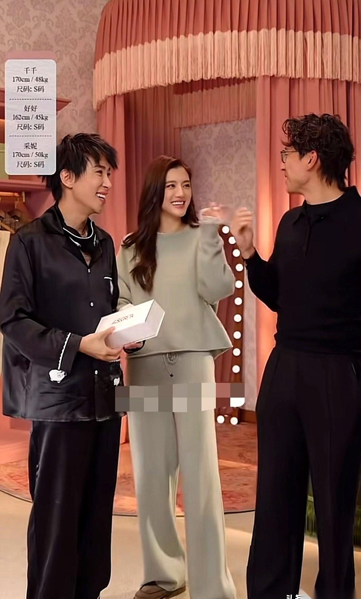 他一进来就拉着她的手。但她的胳膊，还稳稳地搭在旁边另一个男同事的肩膀上。就这