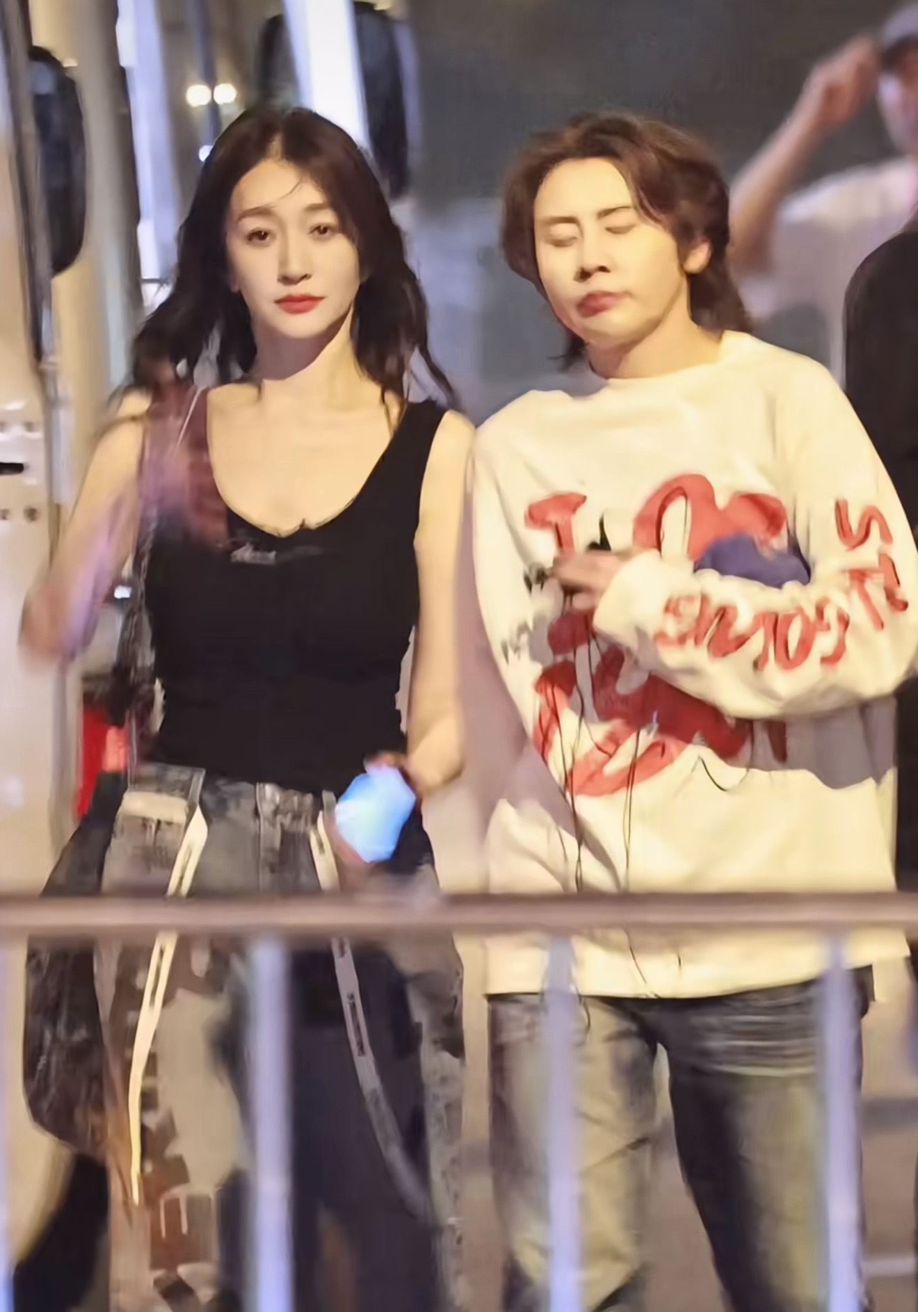 别了温哥华主演就是赵子琪和李小冉啊…这么看李小冉真吃防腐剂了，她甚至比赵子琪还大