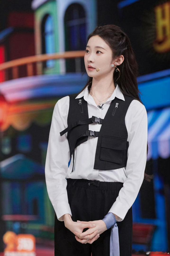 张艺凡没有强心脏干不了这活一边要入戏接梗，一边要稳住心跳，全程高能！张艺凡：没有