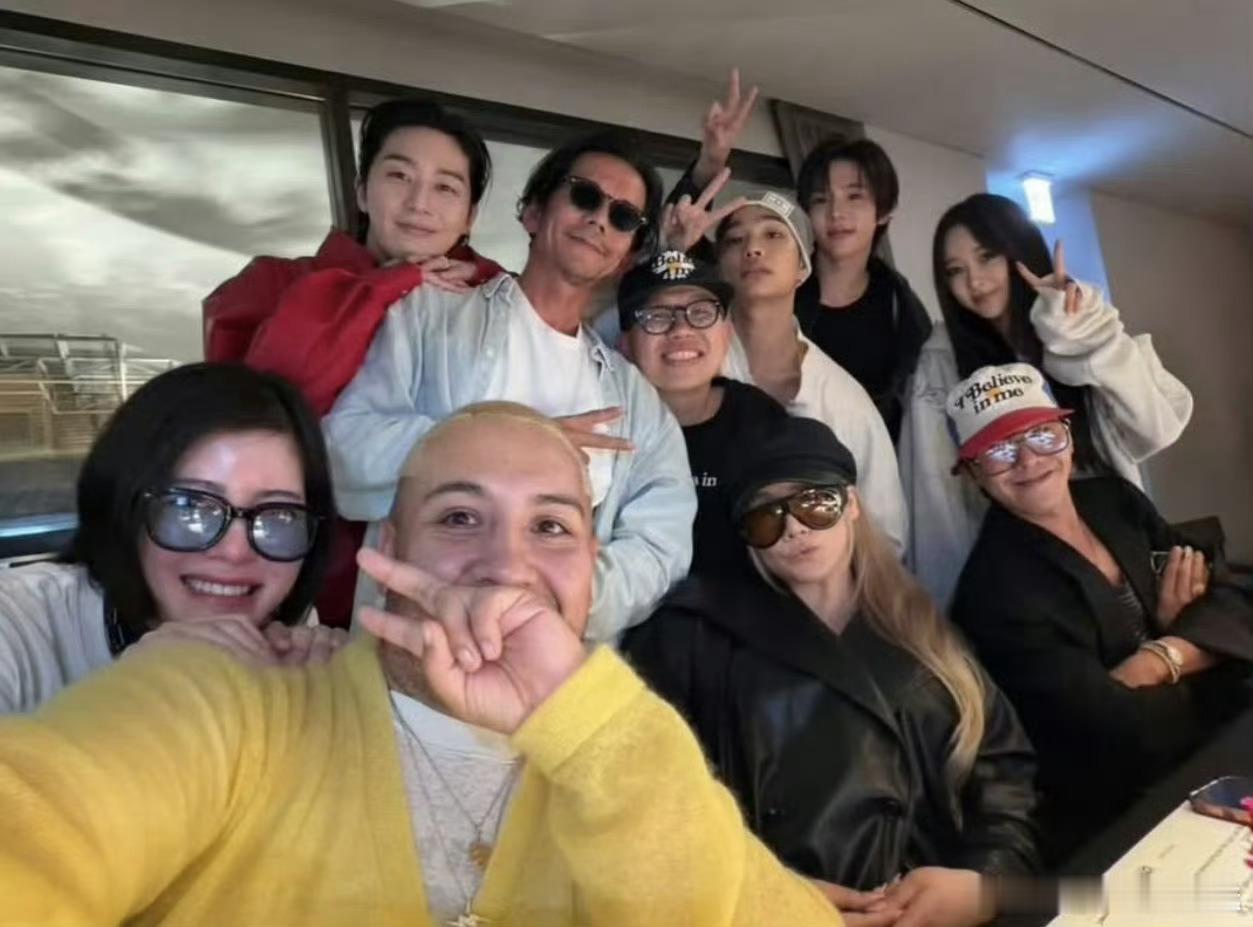 权志龙、将太郎与吉赛尔的三人合照来了，画面中权志龙居中，将太郎与吉赛尔分列两侧，