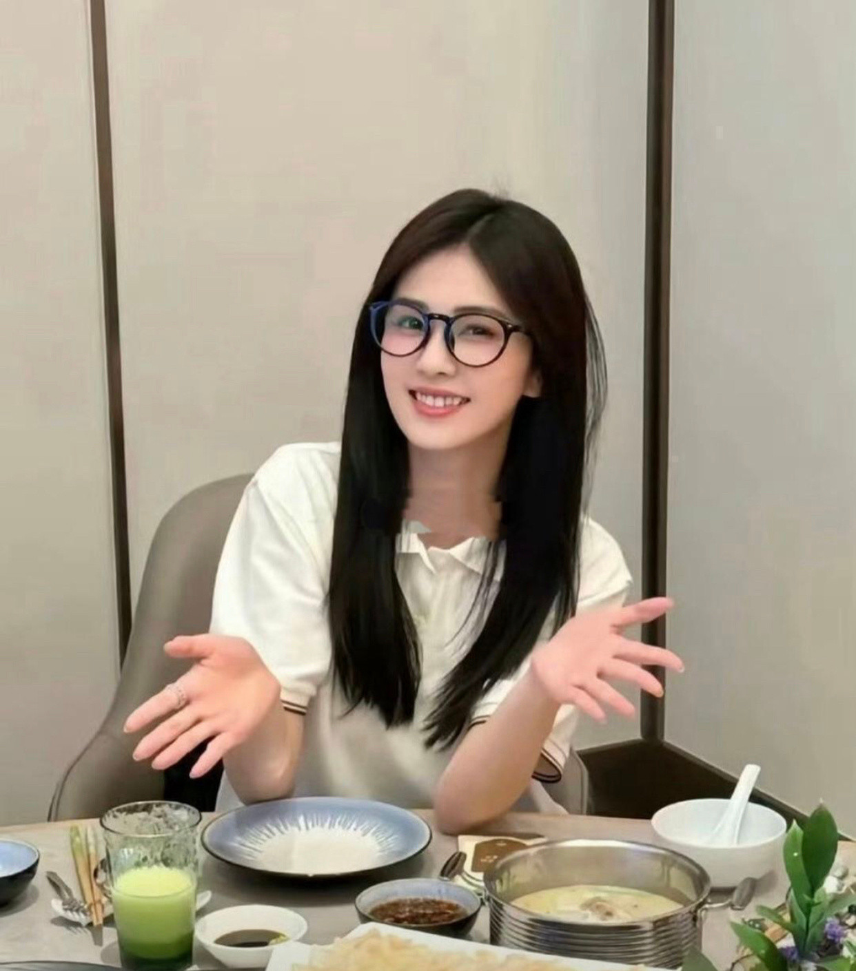 白鹿高中和现在长得一模一样啊，那时候就看得出来是个大美女。