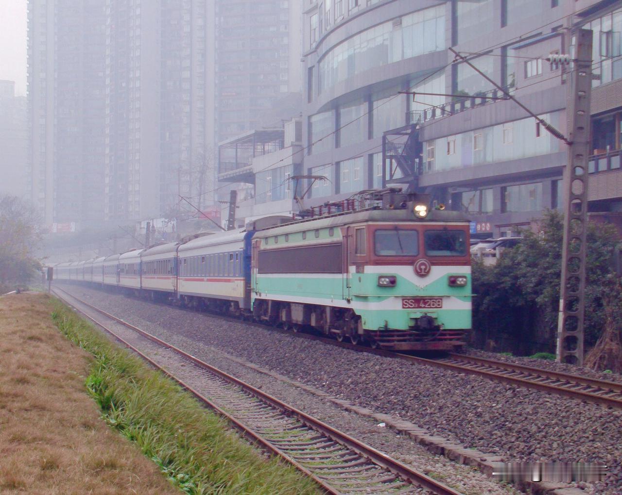 2013年2月在龙凤寺旁边拍摄成渝铁路上经过的列车，这是一趟义乌到重庆的空调临客