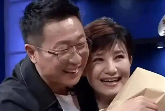 有一次，林永健跟妻子吵架，怒气上头竟大声喊道：“你这副丑相，是我瞎了眼才娶你。”妻子周冬齐听到后满脸