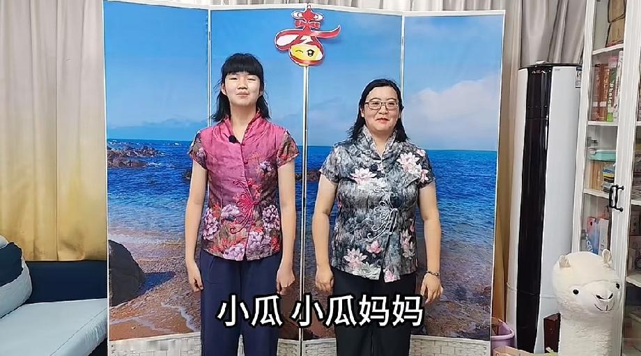 公式相声李宏烨又出新招，他老婆郑钰和女儿开始搭帮一起说相声了，看完我沉默了。