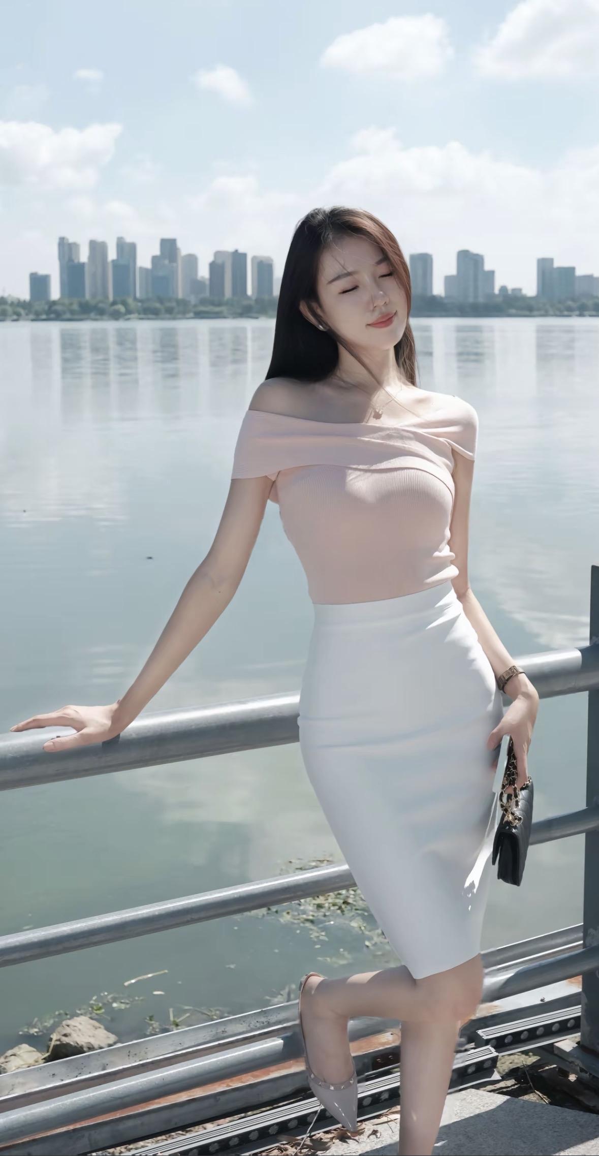 都市少女穿搭指南：粉色上衣+白色短裙，优雅气质满满！