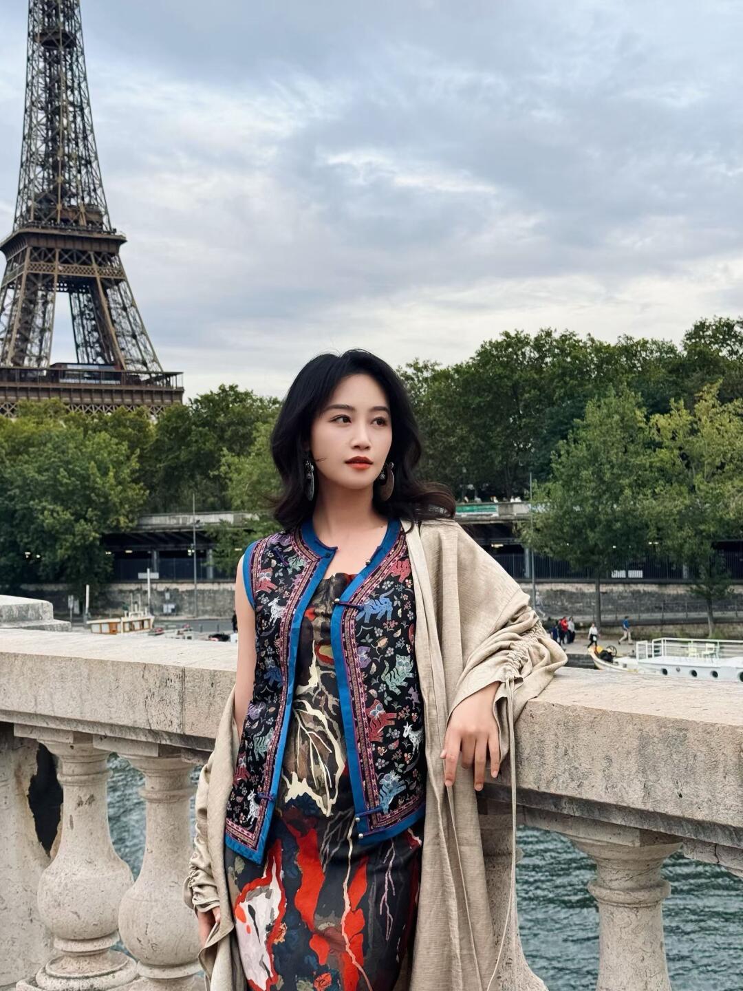 蓝盈莹把千年丝织非遗扛到了巴黎街头！谁说好国风只能困在故土高墙？谁讲东方美学走