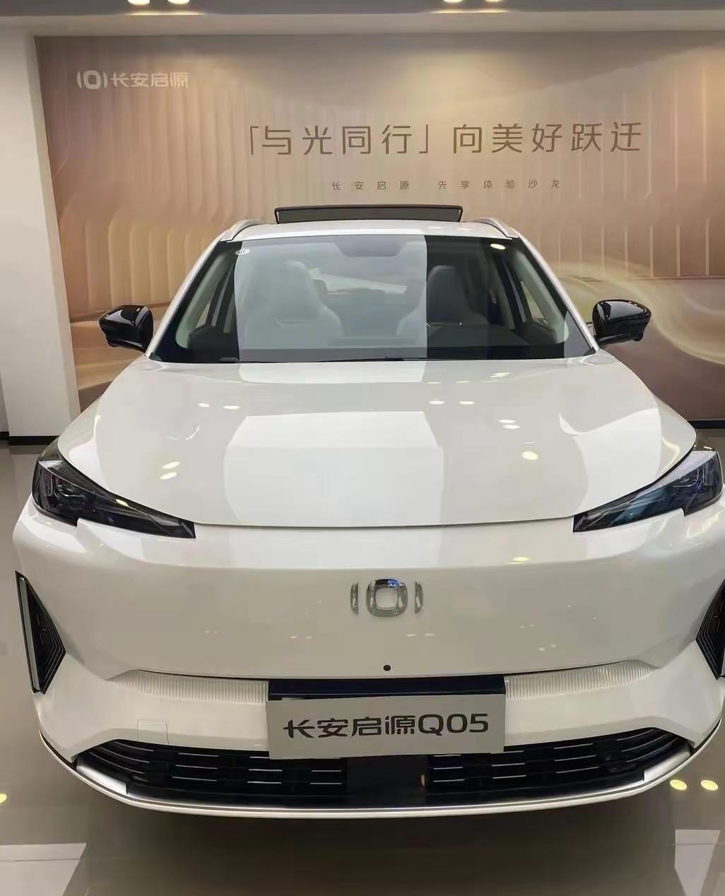 二者不存在绝对优劣，适用人群区分明显。启源Q05为紧凑型SUV，后排宽裕，装载能