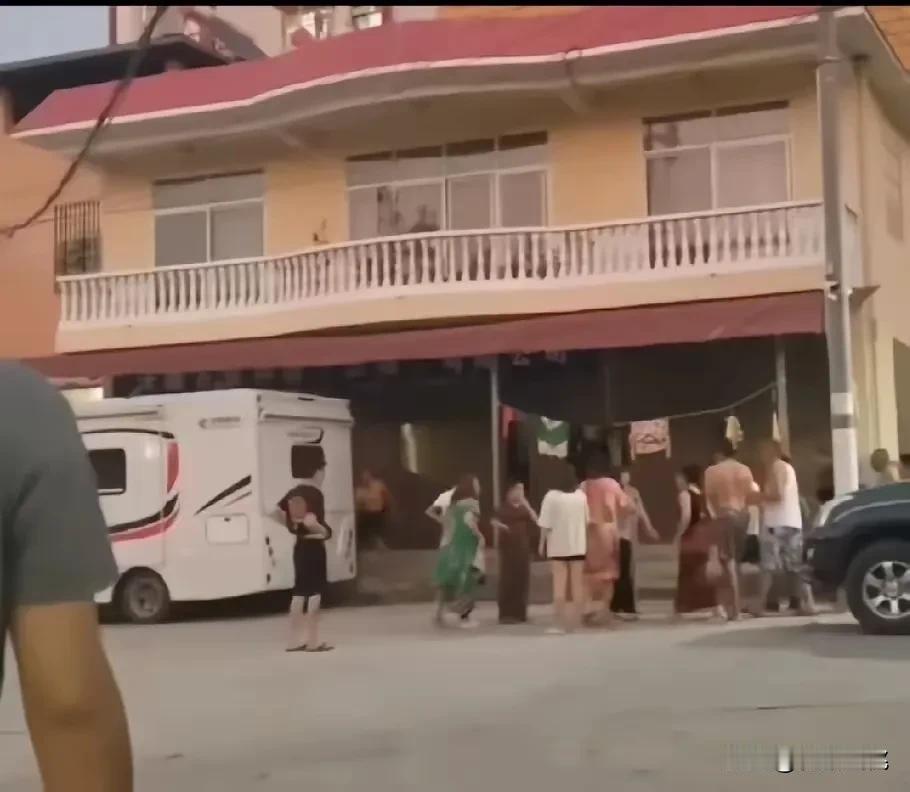 云南西双版纳房车事件，太招骂！不停房车营地，非要停人家店铺门前，这不是影响人