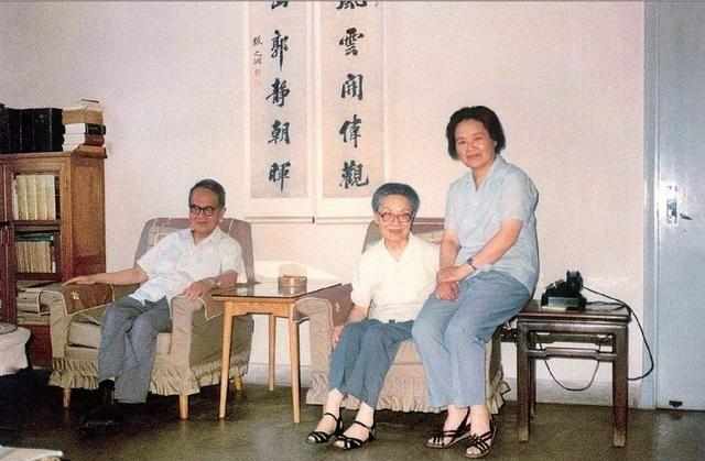 1997年，60岁的钱媛进入弥留，86岁的杨绛握着爱女的手，轻轻说：“安心睡觉，