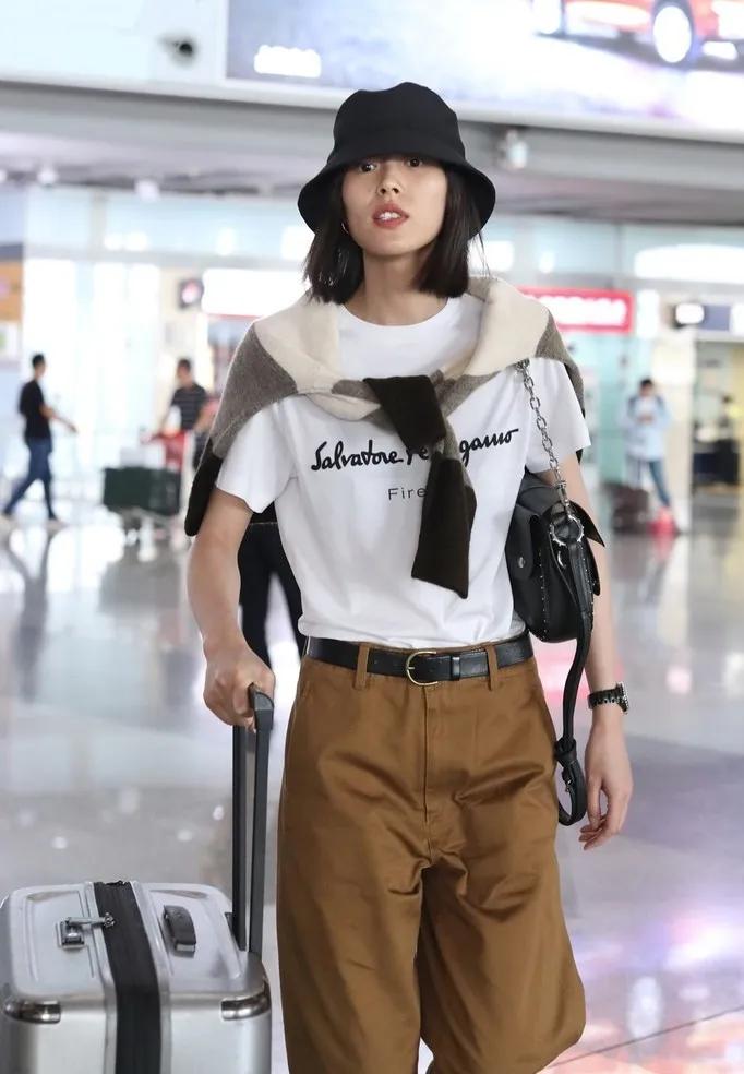 刘雯的私服，才是真正的“行走的穿搭教科书”！白T+卡其工装裤+腰间披肩，再