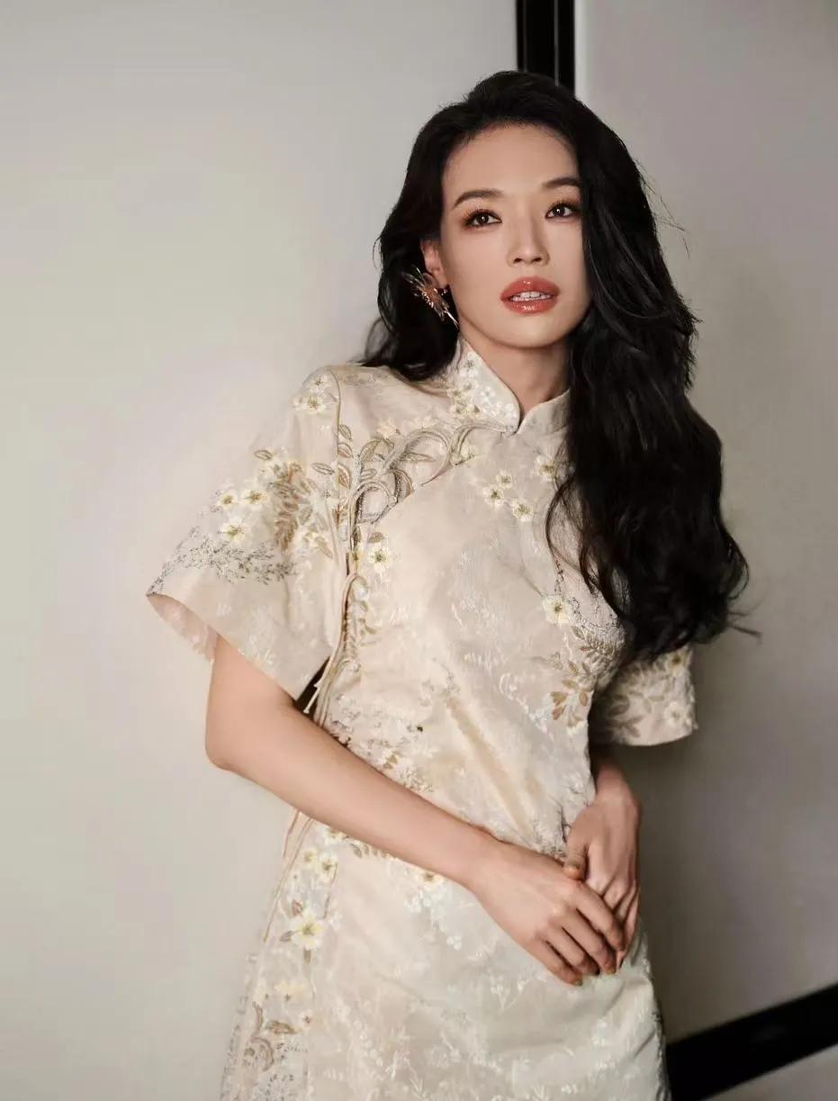 被舒淇这套改良旗袍美晕浅底刺绣显温柔，短款巨显腿长中式韵味撞上轻熟氛围感，日