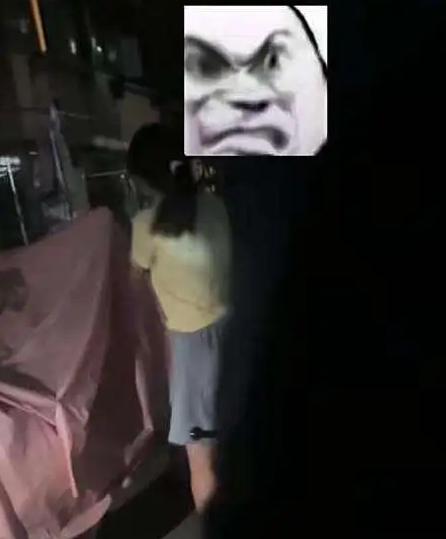 江苏，一女子骑电动车回到小区楼下后，发现自己经常停车的地方被占了，于是愤怒找到邻