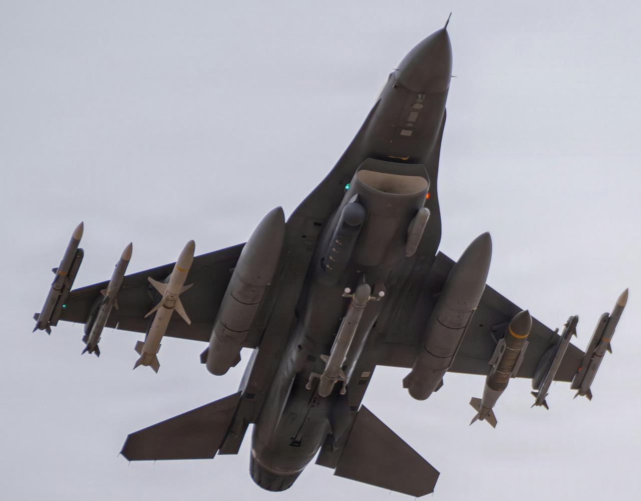 美国F-15、F-16、F-18战斗机挂弹对比图：F-15作为重型战斗机，挂弹