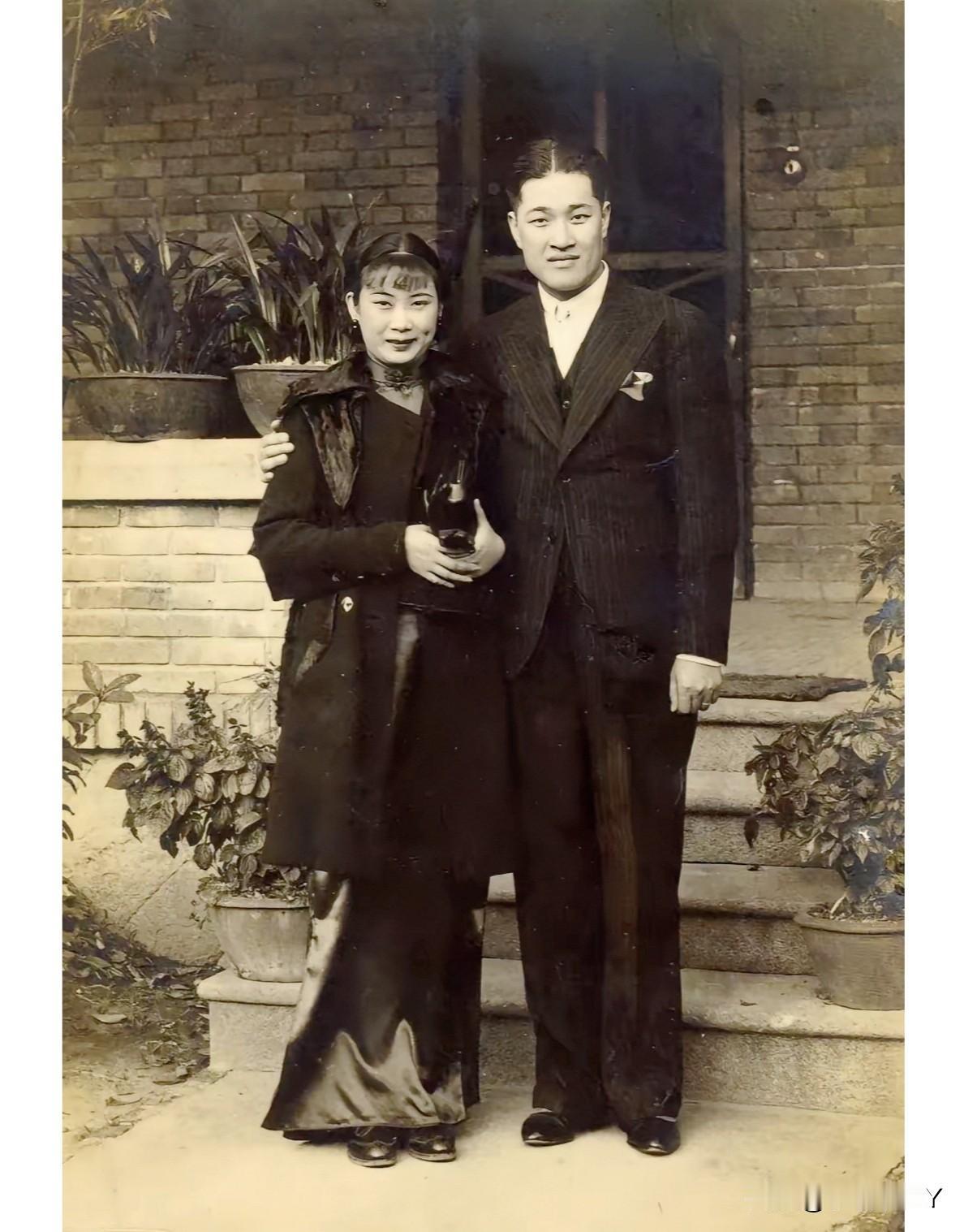 这是民国第一美女胡蝶与她的丈夫潘有声年轻时的一张珍贵合影，拍摄于1936年。这可