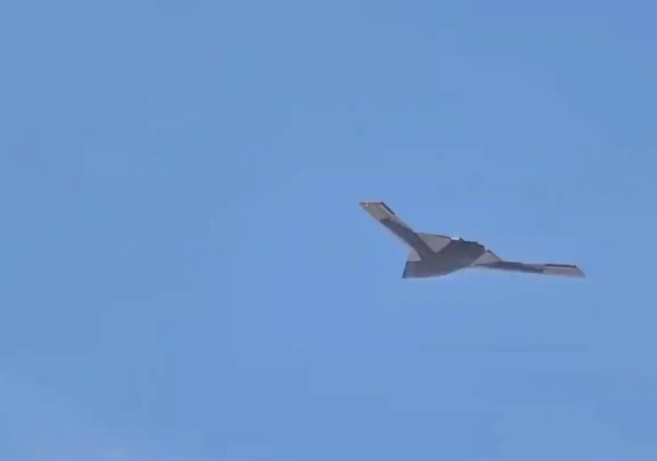 美媒：中国巨型隐身无人轰炸机首飞，翼展堪比B-21！轰-20稳了？B-21测试再