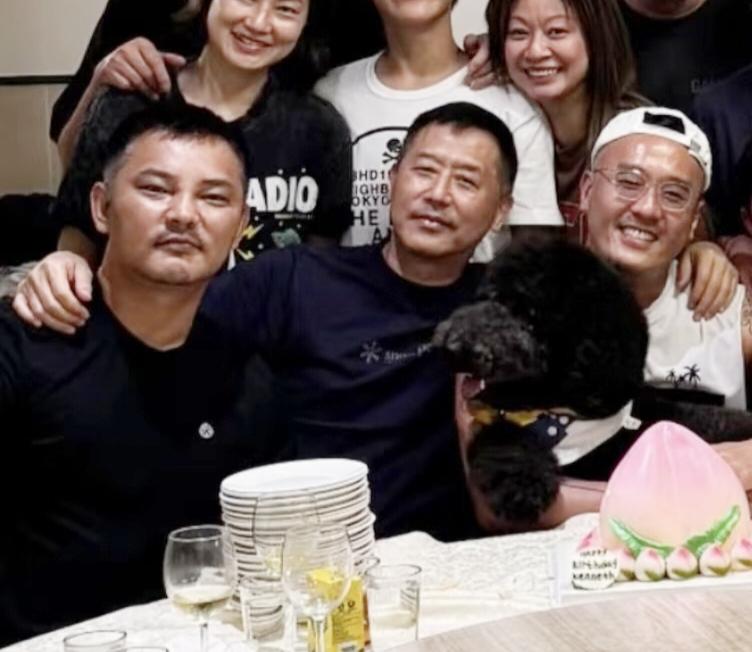 67岁唐鹤德为男性友人庆祝生日，他看起来苍老了好多，身形发福，皮肉松弛，满脸沧桑