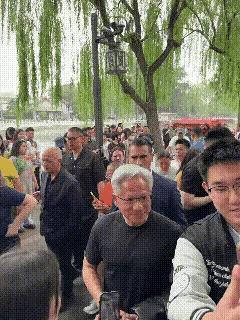 黄仁勋人称皮衣黄还真是名不虚传啊！像北京这个三十多度的高温他还是把他的皮衣死死