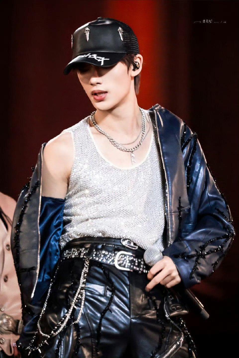 看丁程鑫跳舞💃🏻简直是最幸福的事，宽肩窄腰腹肌，这个身材我嘶哈嘶哈