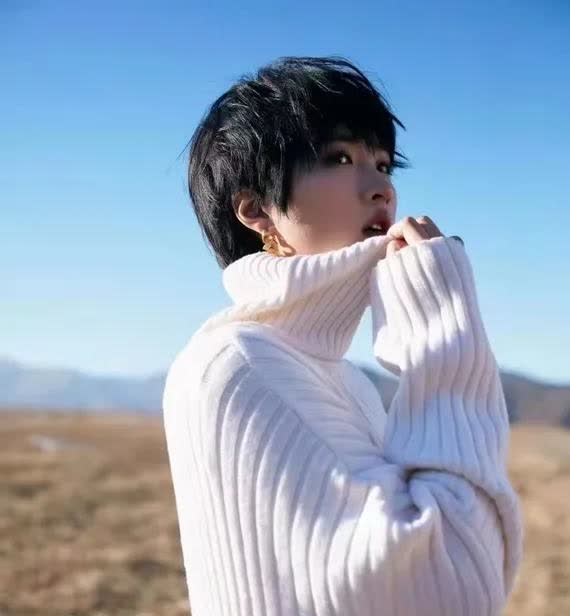 姚安娜这姑娘挺有意思的。身为华为二公主，家里条件摆在那儿，可她真不爱显摆