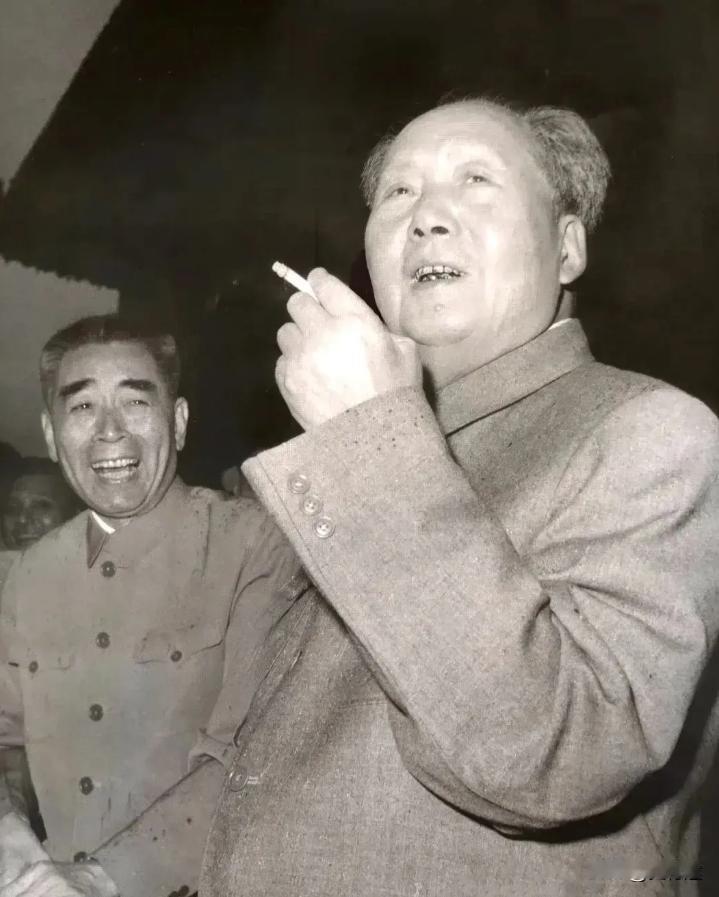 毛主席和周总理在城楼上看烟花表演，毛主席看的非常认真，手里的烟都快着了一半了。一