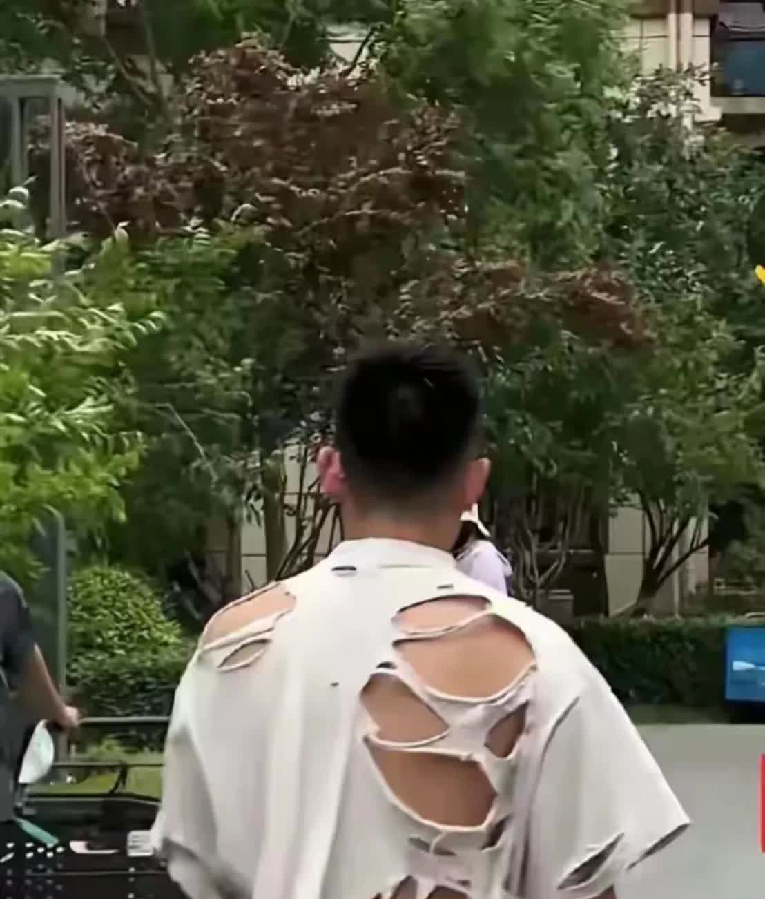 广东深圳，有一名女子在一个高档小区里，意外的发现一名穿着破破烂烂衣服的男子，这名