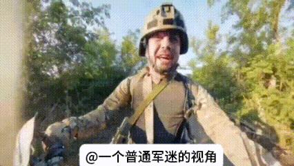 俄罗斯军事记者安德烈.菲拉托夫骑着摩托在前线遭到了乌军多架自杀式无人机的袭击，不