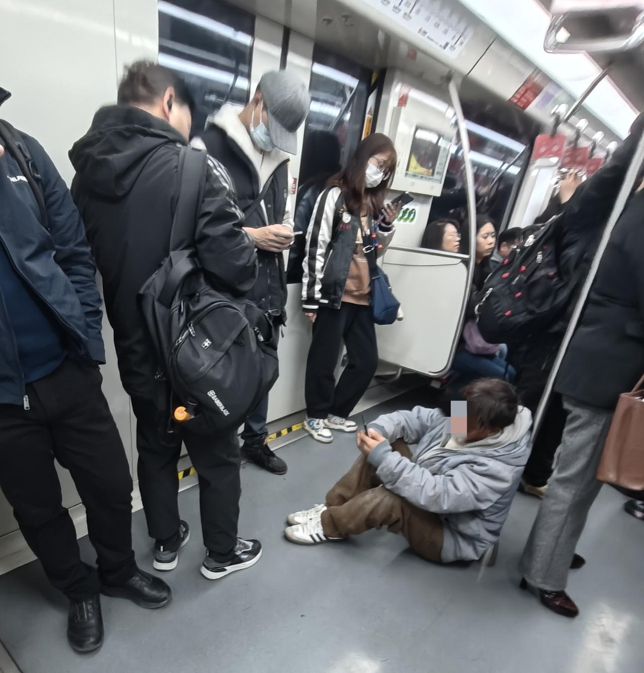 地铁十号线今日见闻今天上班早高峰，一位乘客在十号线地铁车厢靠门位置坐着。如果