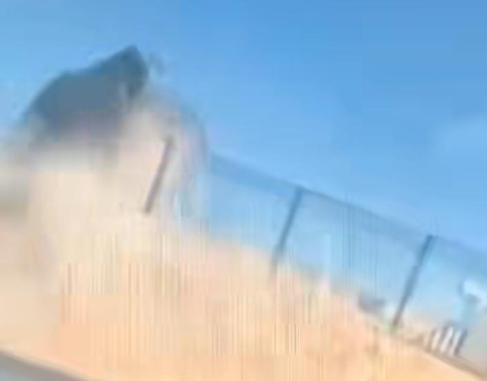 上海轿车冲江坠亡，不是意外失控，而是给所有人的交通安全警钟！13日上海双江