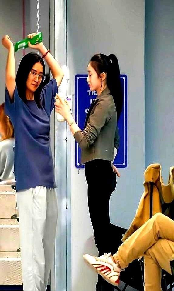 央视后台最静的一刻：服装师捏着刘敏涛的旗袍腰身，低声说，“这得比标准尺码再收窄两